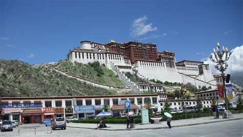  Lhasa: Shadows and Reflections - Un Viaggio Fotografico nel Tibet Misterioso