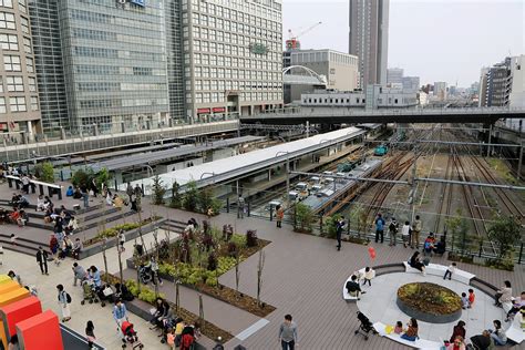 新宿駅 駐車場 安い：都市の迷宮と駐車場の経済学